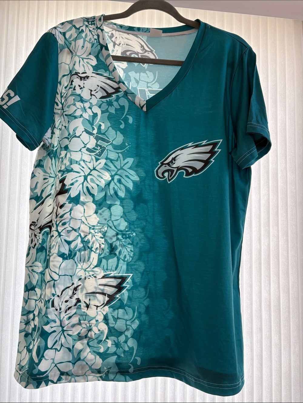 Philadelphia Eagles Women’s Teal V-Neck Floral Fan Tee NWOT